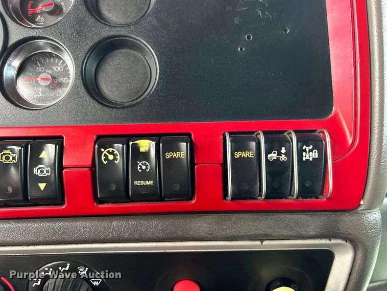 image for item EG0753 2013 Kenworth T660 semi truck