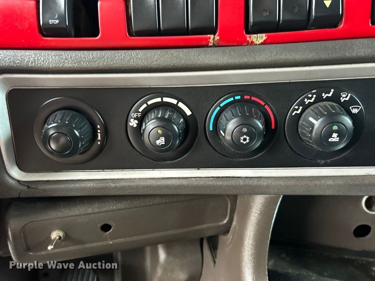 image for item EG0753 2013 Kenworth T660 semi truck