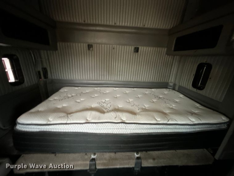 image for item EG0753 2013 Kenworth T660 semi truck