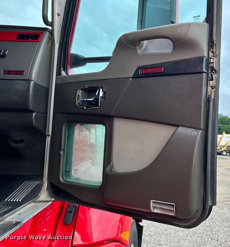 image for item EG0753 2013 Kenworth T660 semi truck