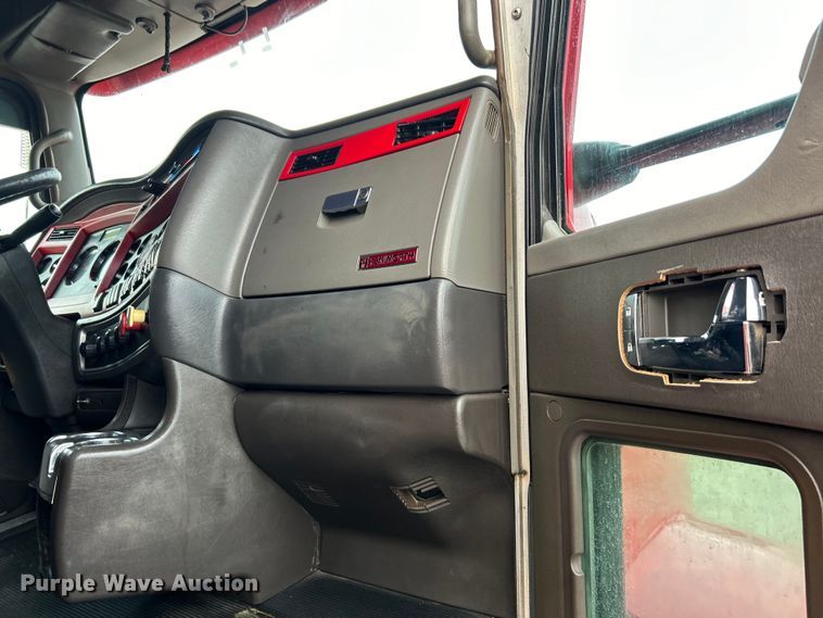 image for item EG0753 2013 Kenworth T660 semi truck