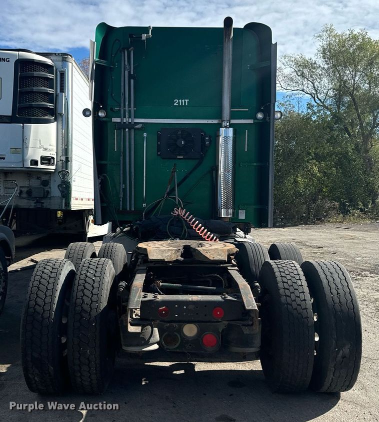 image for item EG6795 2001 Freightliner Century Class 12 semi truck