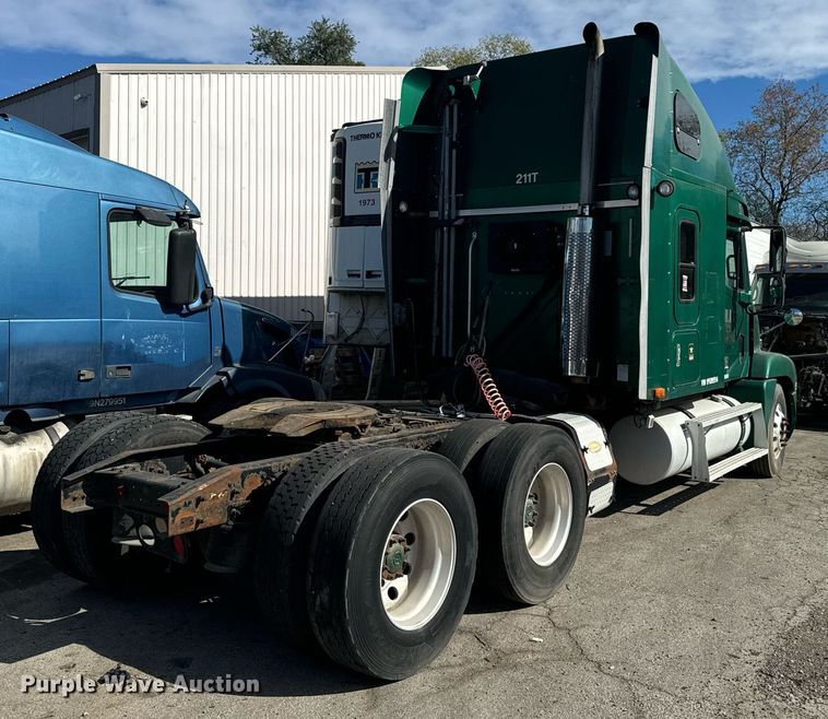 image for item EG6795 2001 Freightliner Century Class 12 semi truck