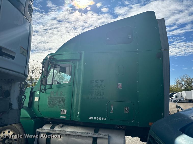 image for item EG6795 2001 Freightliner Century Class 12 semi truck