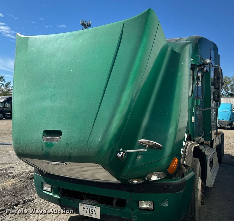 image for item EG6795 2001 Freightliner Century Class 12 semi truck