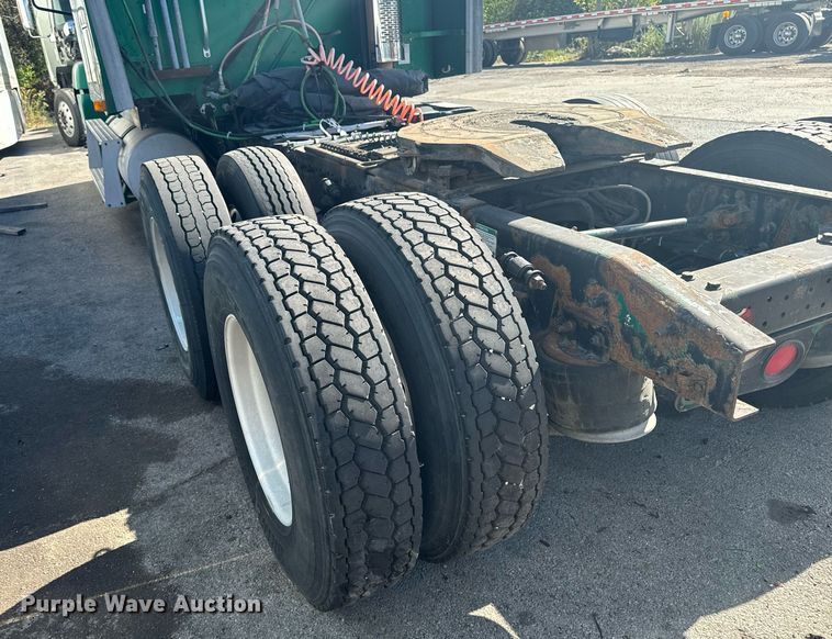 image for item EG6795 2001 Freightliner Century Class 12 semi truck