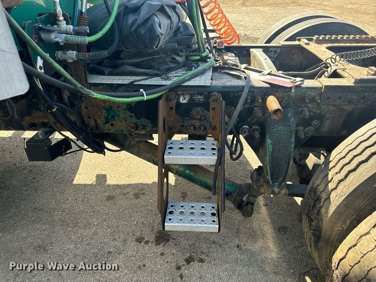 image for item EG6795 2001 Freightliner Century Class 12 semi truck