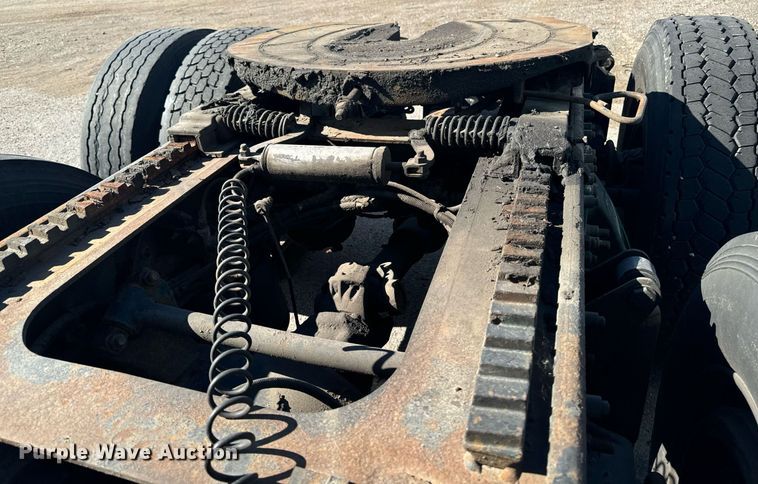 image for item EG6795 2001 Freightliner Century Class 12 semi truck