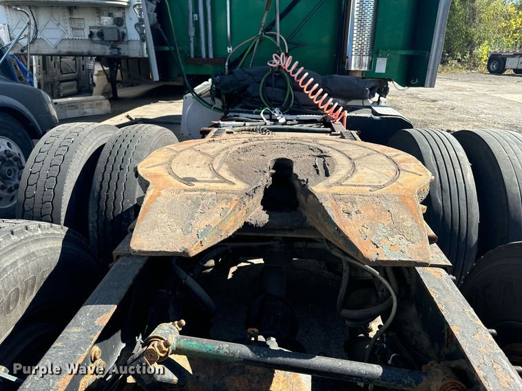 image for item EG6795 2001 Freightliner Century Class 12 semi truck