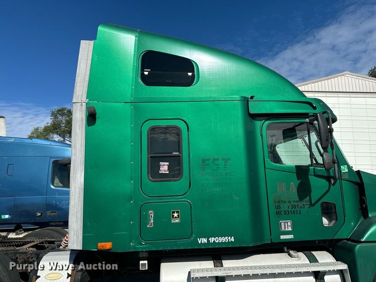 image for item EG6795 2001 Freightliner Century Class 12 semi truck