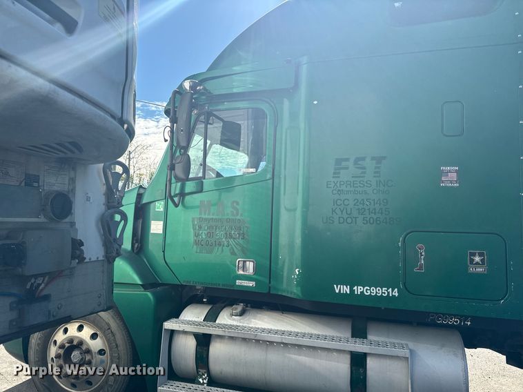 image for item EG6795 2001 Freightliner Century Class 12 semi truck