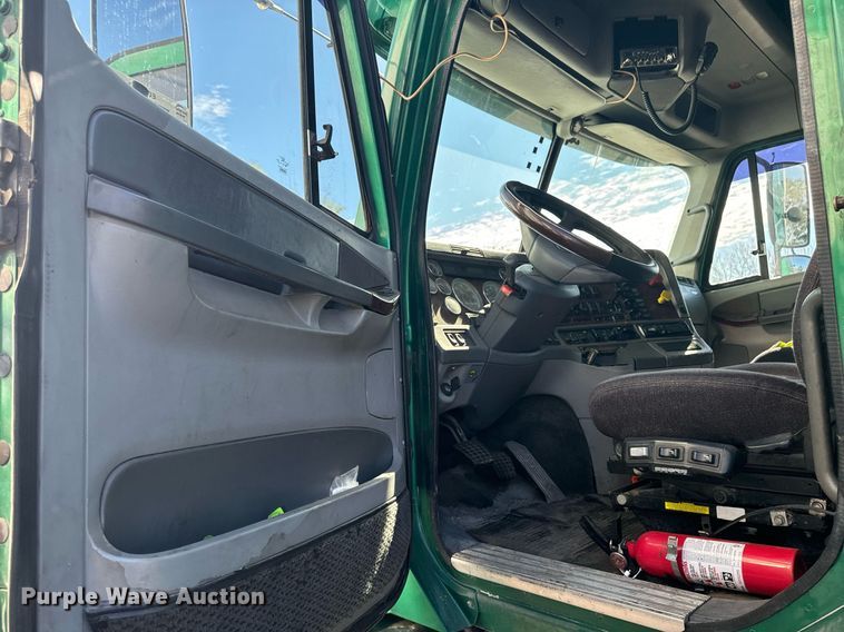 image for item EG6795 2001 Freightliner Century Class 12 semi truck