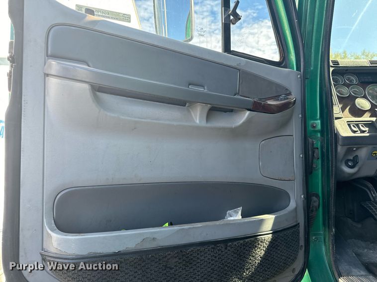 image for item EG6795 2001 Freightliner Century Class 12 semi truck