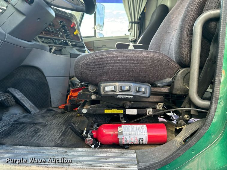 image for item EG6795 2001 Freightliner Century Class 12 semi truck