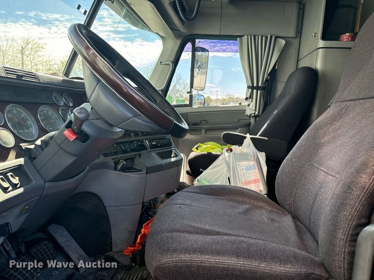 image for item EG6795 2001 Freightliner Century Class 12 semi truck