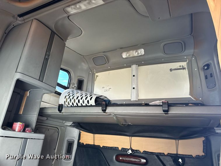 image for item EG6795 2001 Freightliner Century Class 12 semi truck