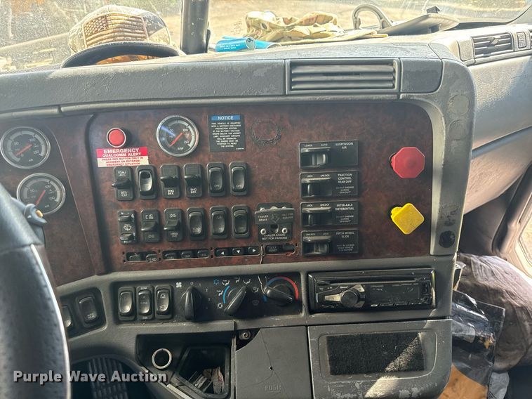 image for item EG6795 2001 Freightliner Century Class 12 semi truck