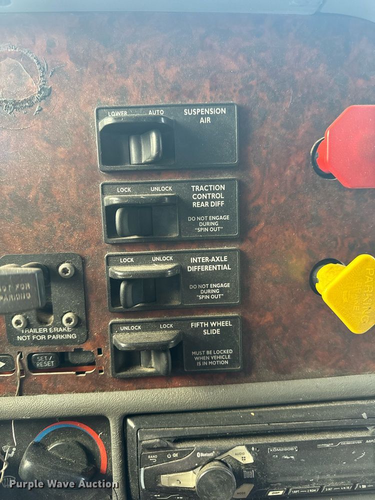 image for item EG6795 2001 Freightliner Century Class 12 semi truck