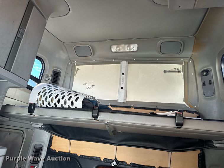 image for item EG6795 2001 Freightliner Century Class 12 semi truck