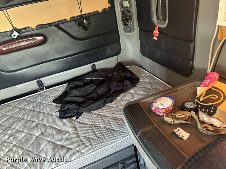 image for item EG6795 2001 Freightliner Century Class 12 semi truck