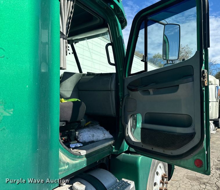 image for item EG6795 2001 Freightliner Century Class 12 semi truck