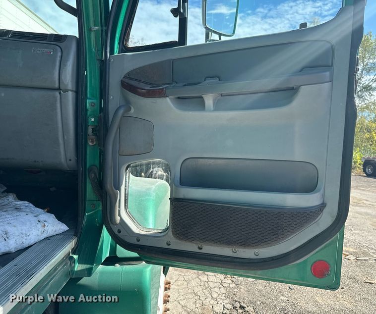 image for item EG6795 2001 Freightliner Century Class 12 semi truck