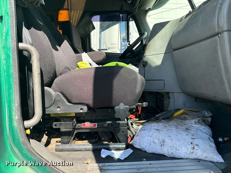 image for item EG6795 2001 Freightliner Century Class 12 semi truck