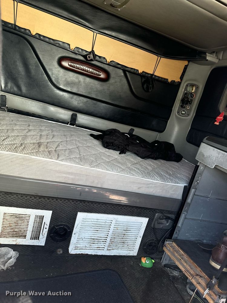 image for item EG6795 2001 Freightliner Century Class 12 semi truck