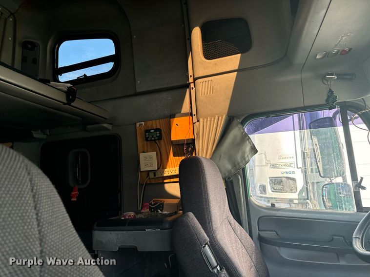 image for item EG6795 2001 Freightliner Century Class 12 semi truck