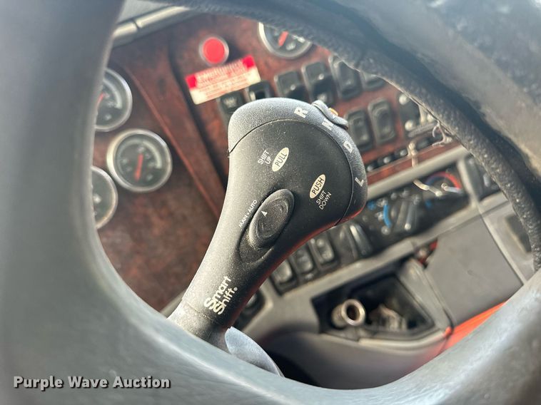 image for item EG6795 2001 Freightliner Century Class 12 semi truck