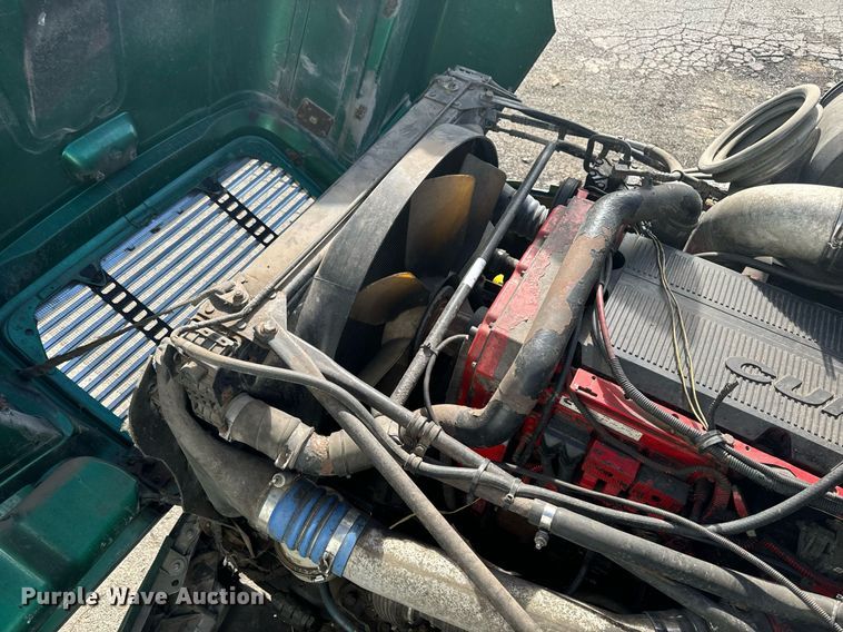 image for item EG6795 2001 Freightliner Century Class 12 semi truck