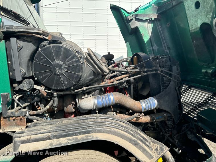 image for item EG6795 2001 Freightliner Century Class 12 semi truck