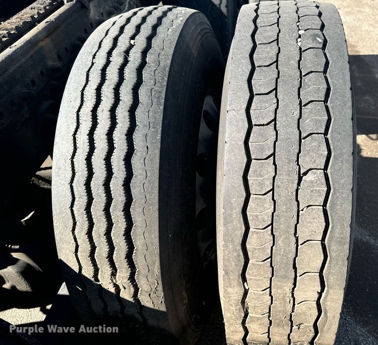 image for item EG6795 2001 Freightliner Century Class 12 semi truck