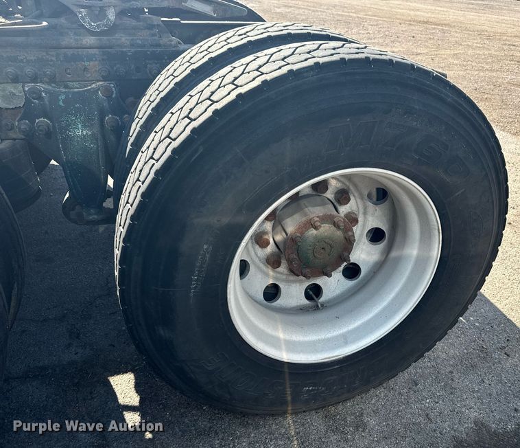 image for item EG6795 2001 Freightliner Century Class 12 semi truck