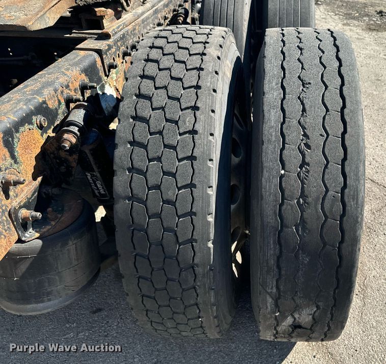 image for item EG6795 2001 Freightliner Century Class 12 semi truck