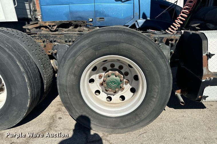 image for item EG6795 2001 Freightliner Century Class 12 semi truck