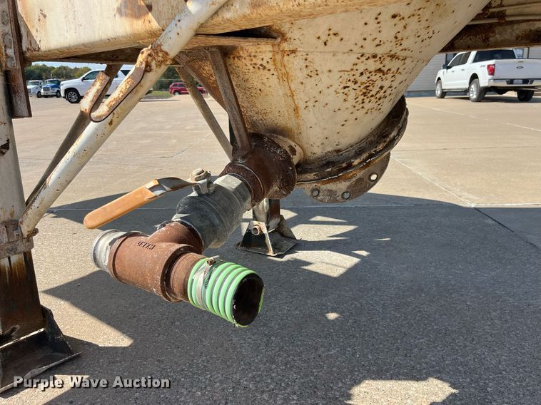 image for item EH2854 1988 Fruehauf HEB-F2-J 1000 pneumatic dry bulk trailer