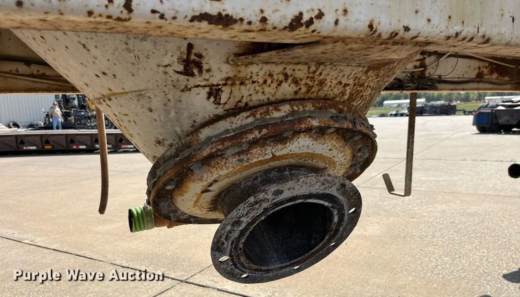 image for item EH2854 1988 Fruehauf HEB-F2-J 1000 pneumatic dry bulk trailer