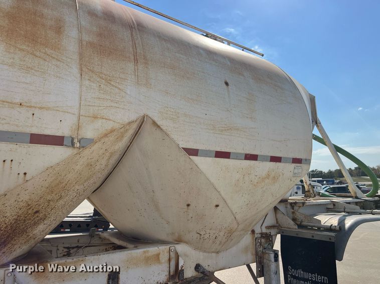 image for item EH2854 1988 Fruehauf HEB-F2-J 1000 pneumatic dry bulk trailer