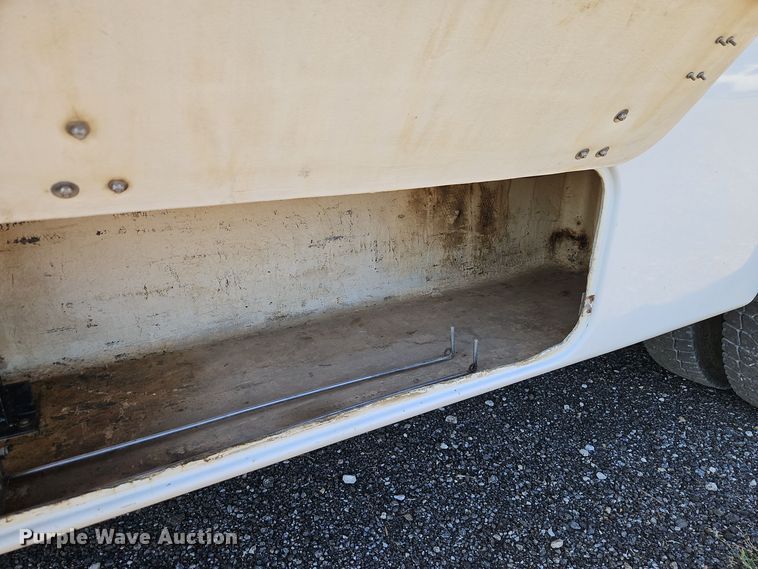 image for item EI8412 2006 Ford F750 Super Duty XL wireline truck