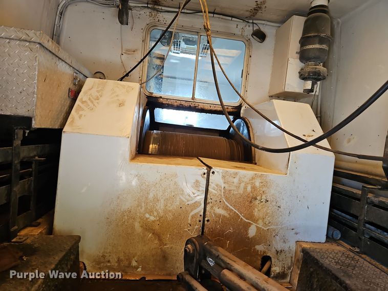 image for item EI8412 2006 Ford F750 Super Duty XL wireline truck