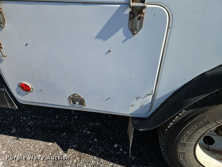 image for item EI8412 2006 Ford F750 Super Duty XL wireline truck