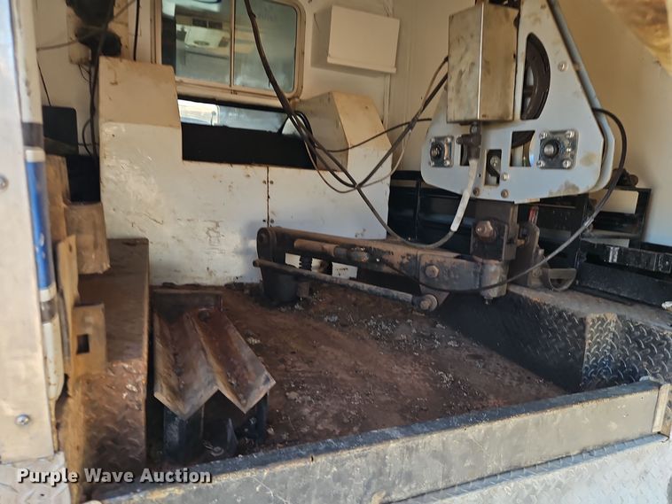 image for item EI8413 2006 Ford F750 Super Duty XLT wireline truck