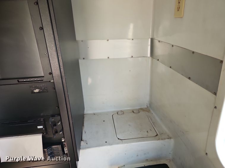 image for item EI8413 2006 Ford F750 Super Duty XLT wireline truck