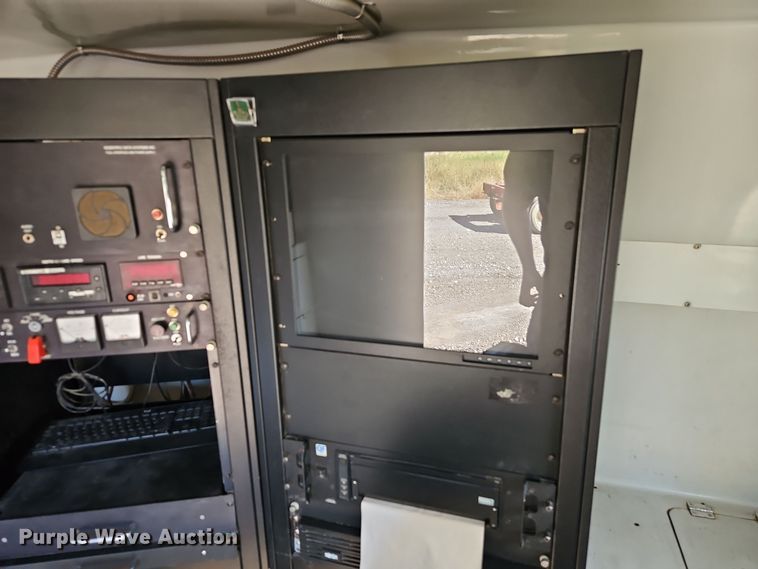 image for item EI8413 2006 Ford F750 Super Duty XLT wireline truck