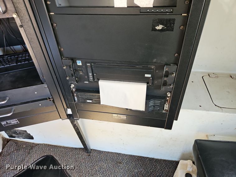 image for item EI8413 2006 Ford F750 Super Duty XLT wireline truck