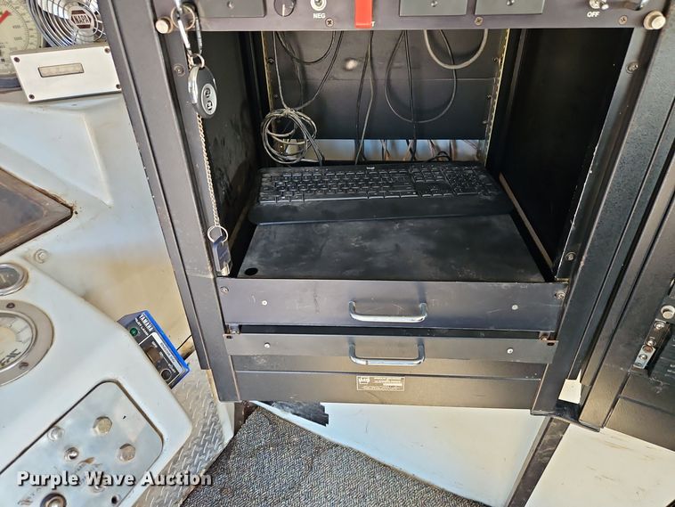 image for item EI8413 2006 Ford F750 Super Duty XLT wireline truck