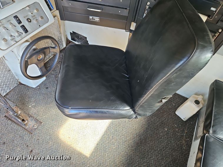 image for item EI8413 2006 Ford F750 Super Duty XLT wireline truck