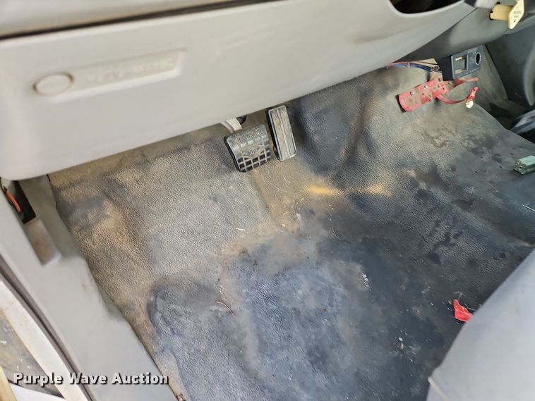 image for item EI8413 2006 Ford F750 Super Duty XLT wireline truck