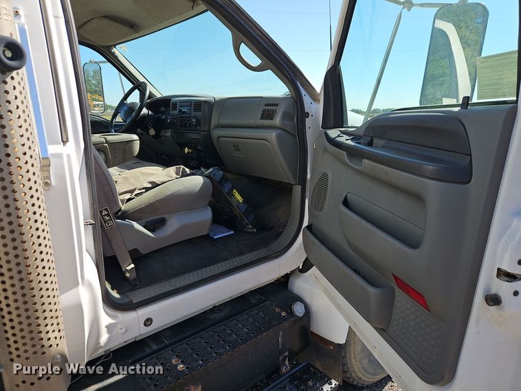 image for item EI8413 2006 Ford F750 Super Duty XLT wireline truck